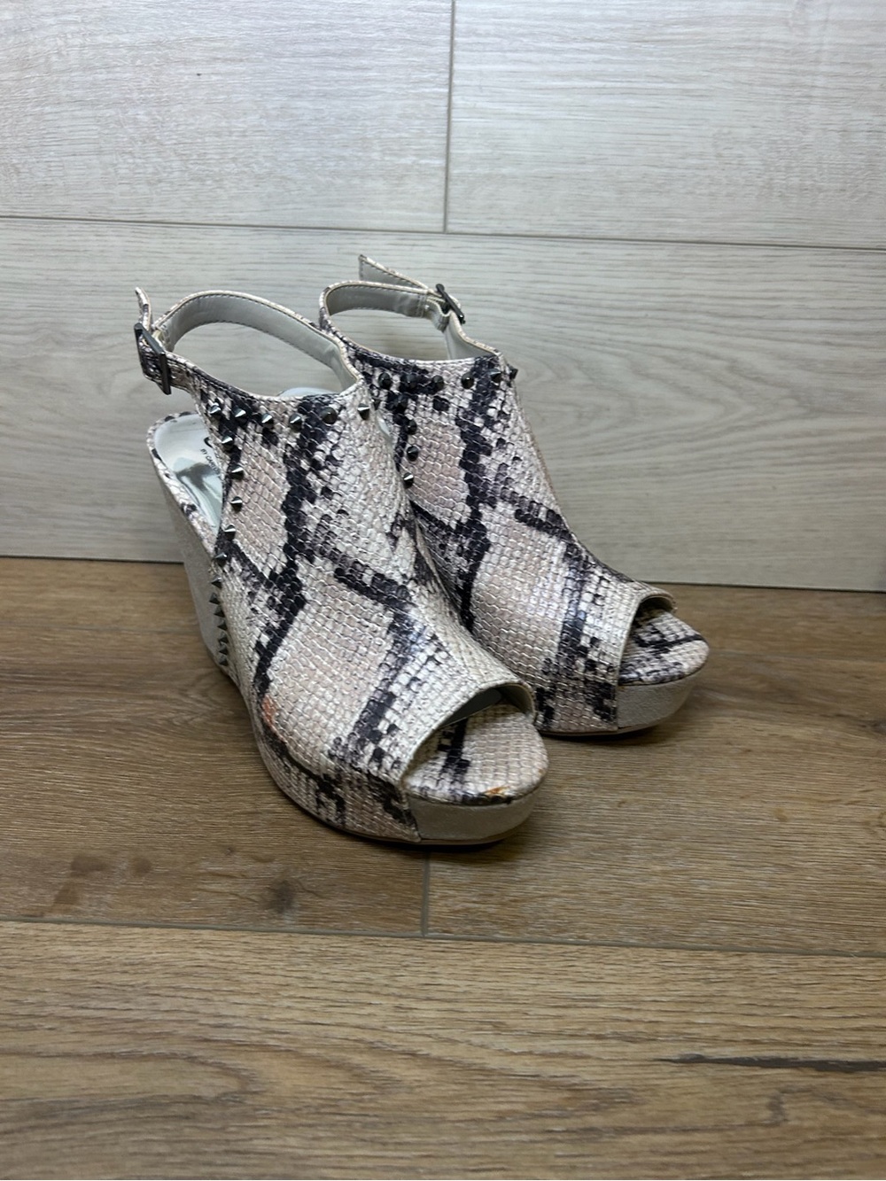 Carlos Santana Marcia Natural Snake Embossed Faux Leather Womens Wedges 6.5